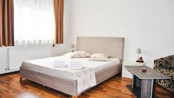 Escriptori, espai de treball apte per a portàtils i wifi gratuïta