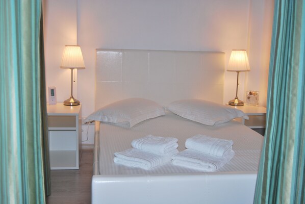 Skrivebord, skrivebord for bærbar PC, wi-fi (inkludert) og sengetøy