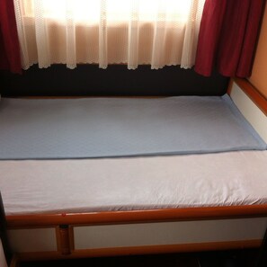 Habitación cuádruple estándar | Escritorio, sistema de insonorización, tabla de planchar con plancha