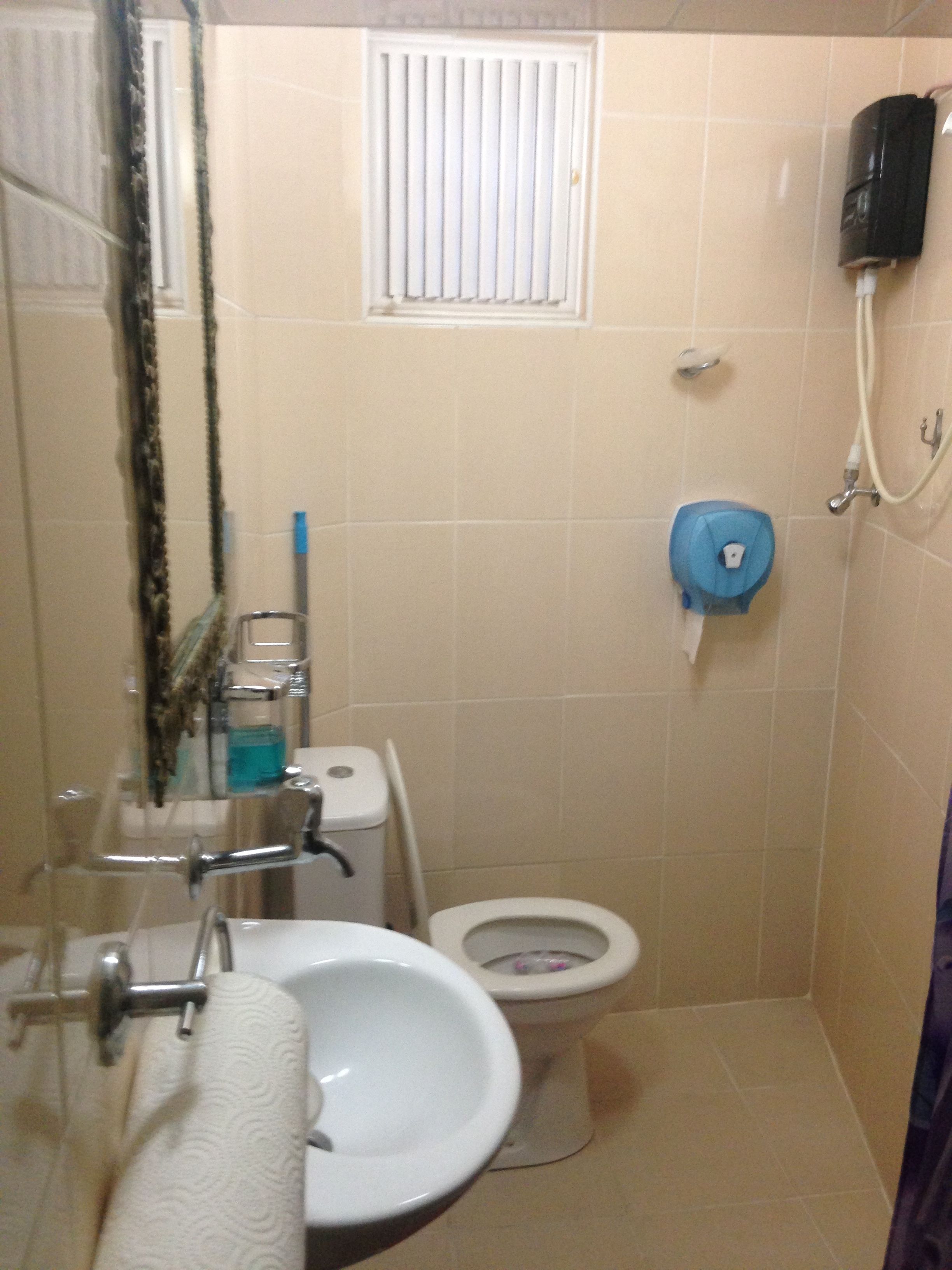 standard twin room | bathroom | shower, free toiletries, hair dryer, slippers