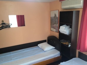 Kamar Triple Standar | Meja kerja, kedap suara, setrika/meja setrika, dan Wi-Fi gratis