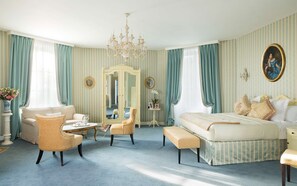 Superior Triple Room, Ensuite, Park View | Premium bedding, minibar, in-room safe, individually decorated - Château Laroche-Ploquin (Sepmes)