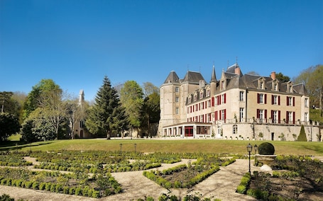 Superior Triple Room, Ensuite, Park View | Garden. Château Laroche-Ploquin