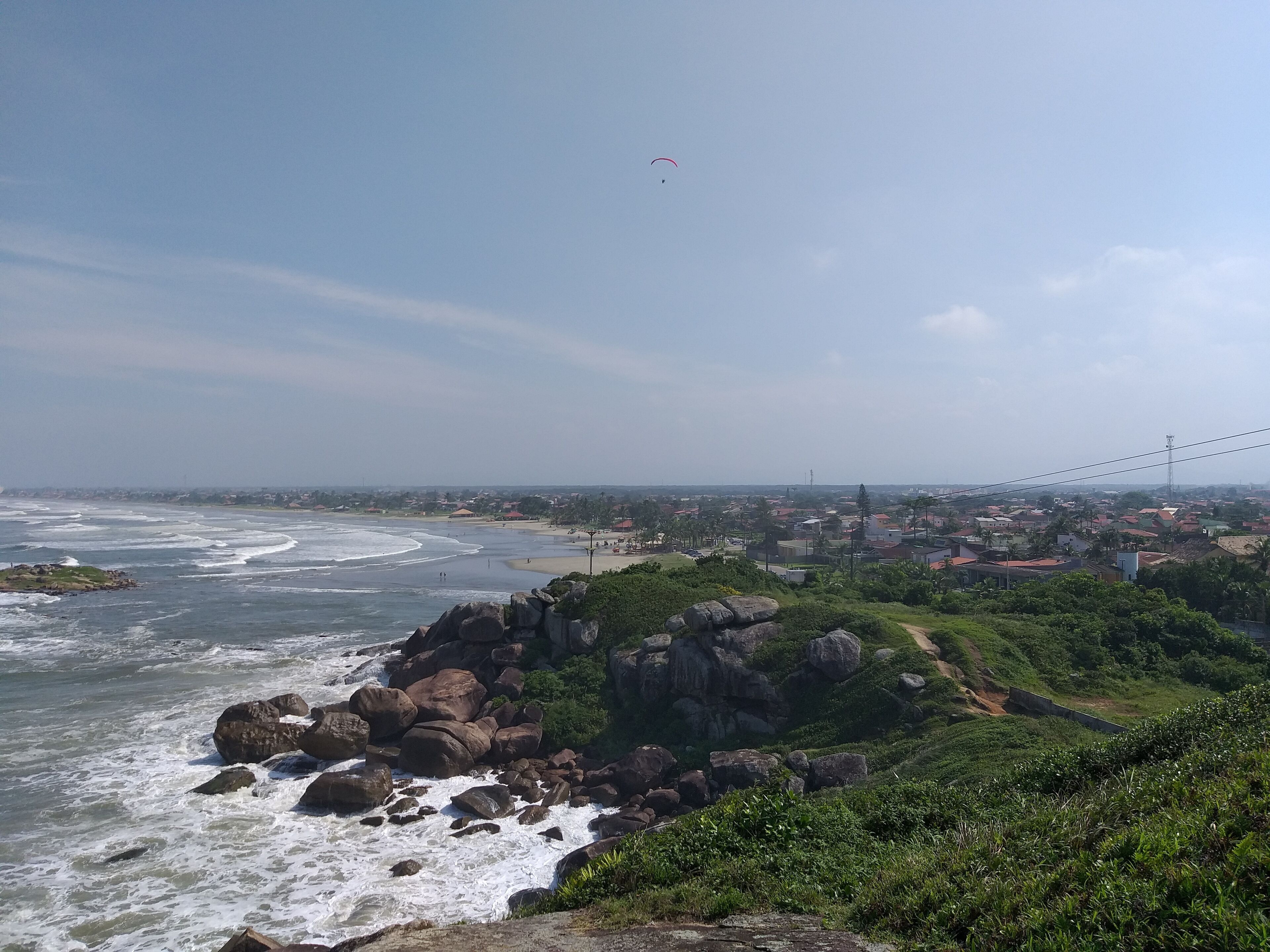 Une ville côtière avec des falaises rocheuses, une plage et une vue sur l’océan.