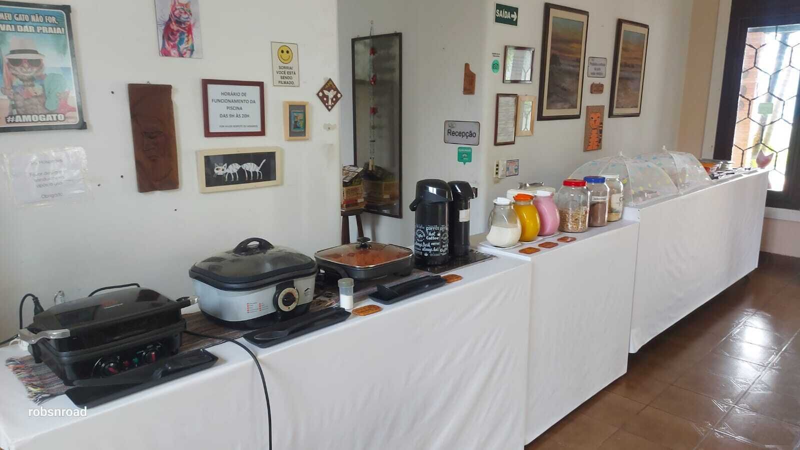 Un aparador tipus bufet amb diferents plats i una zona de cafè.