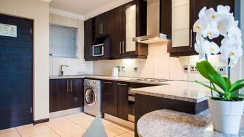 Departamento, 2 habitaciones, cocineta, vista al patio | Cocineta privada | Refrigerador con congelador, microondas, horno y parrilla de estufa