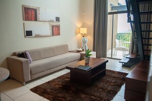 Huoneisto, 2 makuuhuonetta, keittotila, näköala pihalle (With a Loft) | Olohuone | Televisio