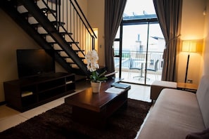 Departamento, 2 habitaciones, cocineta, vista al patio (With a Loft) | Sala de estar | Televisión 