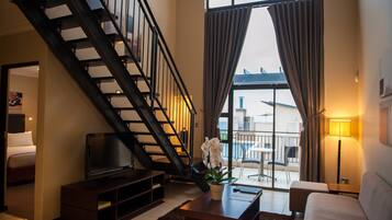 Apartment, 2 Bedrooms, Kitchenette, Courtyard View (With a Loft) | Living room | TV