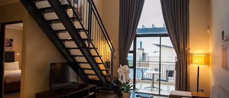 Apartment, 2 Bedrooms, Kitchenette, Courtyard View (With a Loft) | Living room | TV