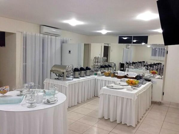 Daily continental breakfast (BRL 15 per person)