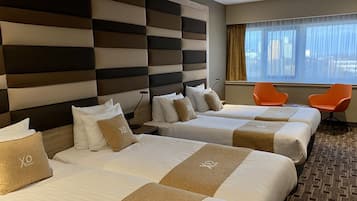 Standard-Vierbettzimmer | Zimmersafe, Schreibtisch, schallisolierte Zimmer, Babybetten