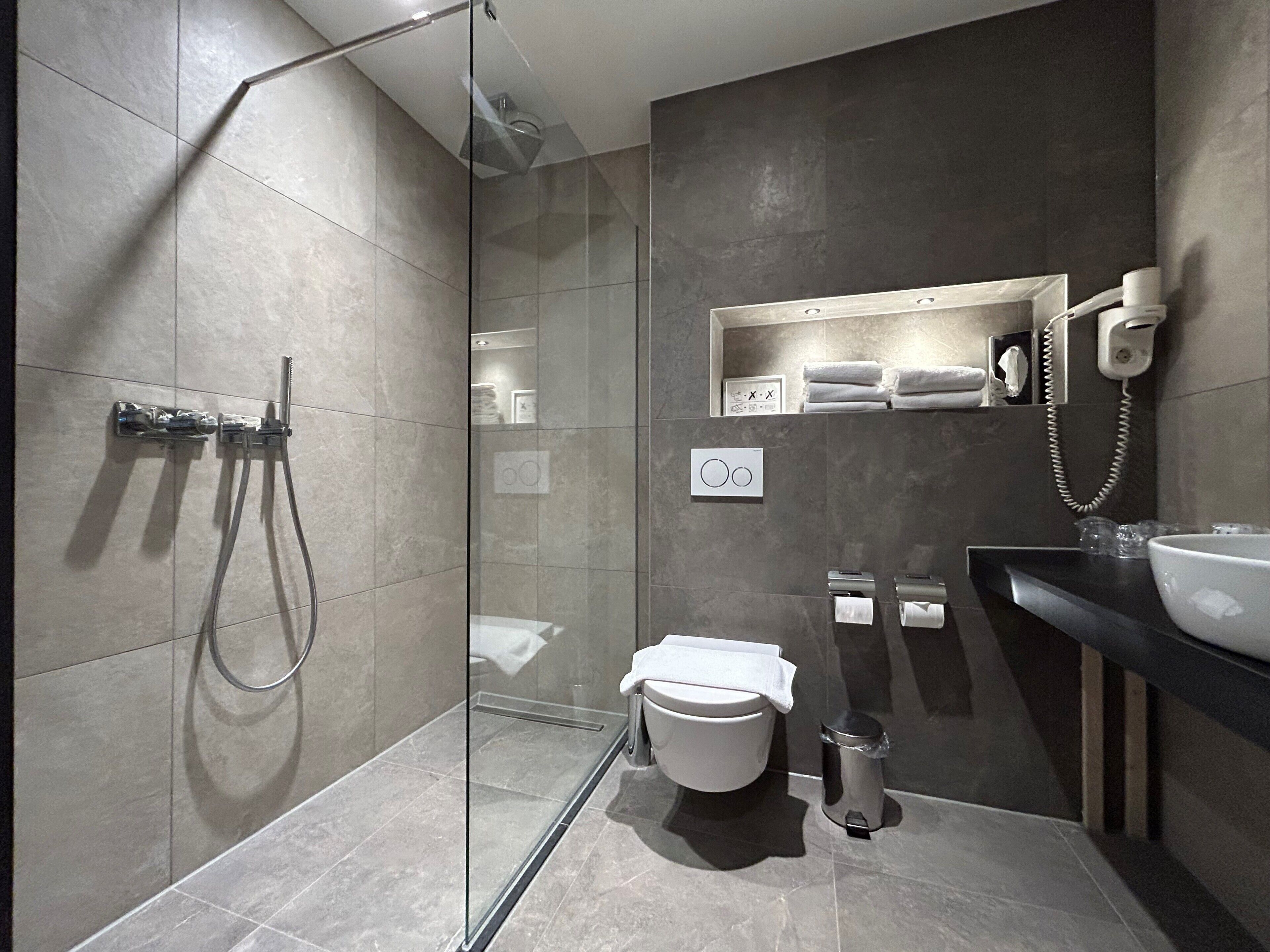 standard quadruple room | bathroom | free toiletries, hair dryer, towels, soap