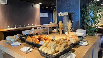 Desayuno buffet diario (EUR 18 por persona)