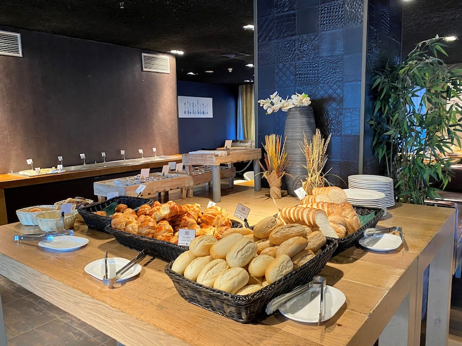 Sarapan bufet setiap hari (EUR 20 seorang)