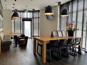 Coin salon dans le hall