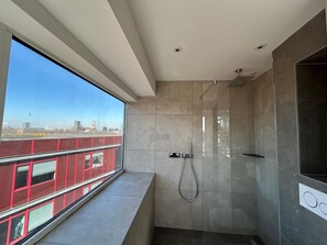 Executive-Doppelzimmer | Badezimmer | Kostenlose Toilettenartikel, Haartrockner, Handtücher, Seife