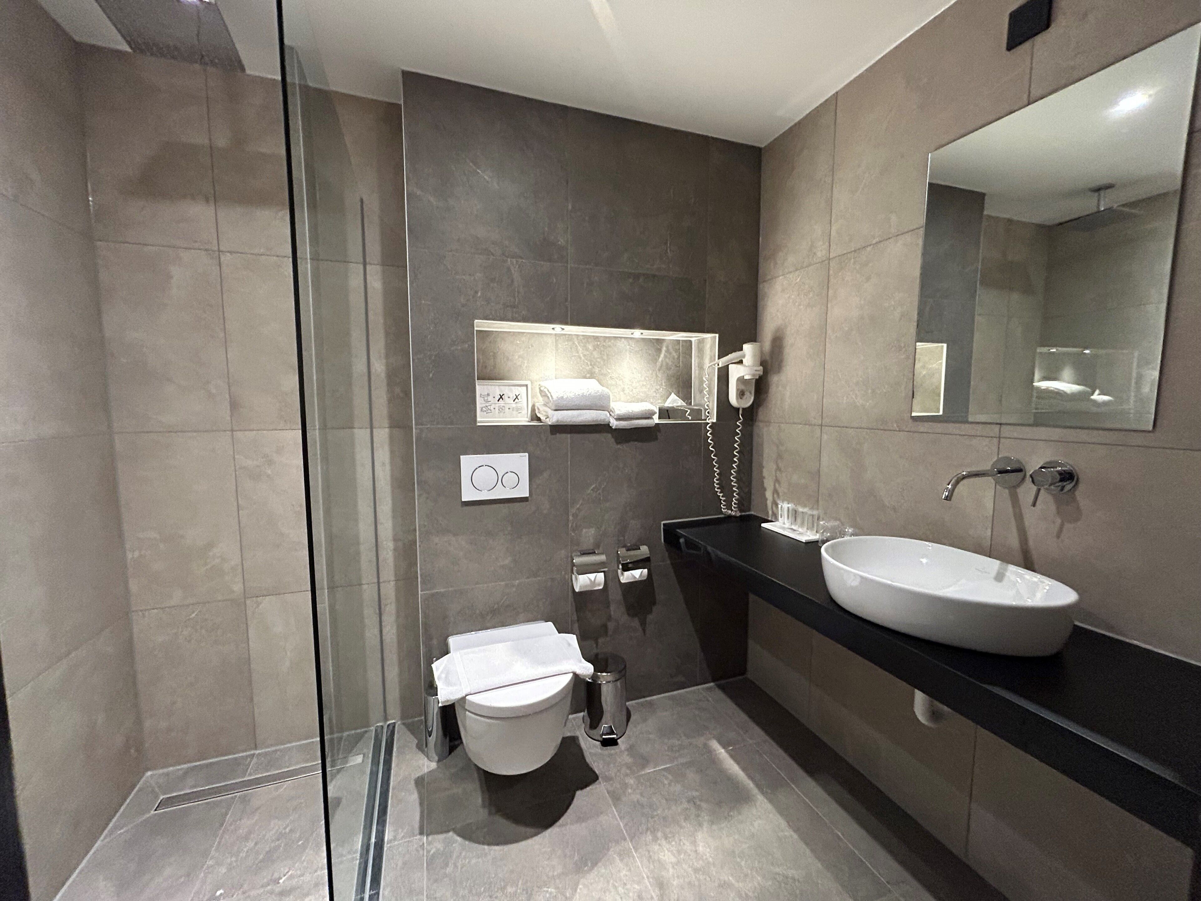 standard twin room, 2 single beds | bathroom | free toiletries, hair dryer, towels, soap