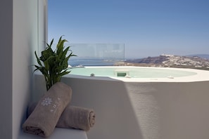 Superior Suite, 1 Bedroom, Hot Tub, Sea View | 1 chambre, literie de qualité, couette en duvet, coffre-fort