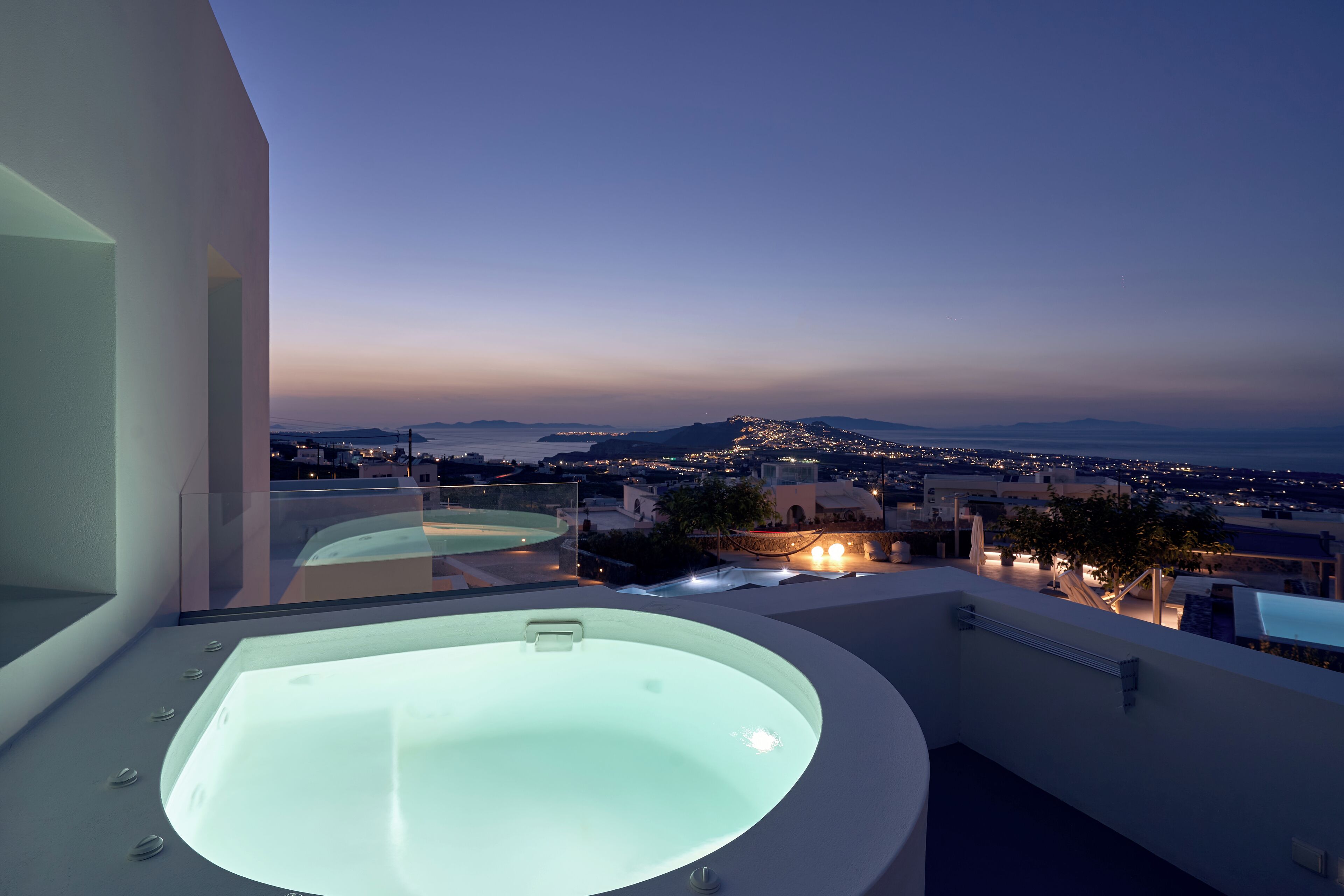 Superior Suite, 1 Bedroom, Hot Tub, Sea View | 1 多间卧室、高档床上用品、羽绒被、客房内保险箱