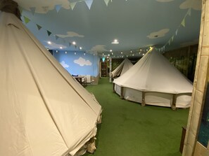 Superior-studiosviitti, useita sänkyjä | Ylelliset vuodevaatteet, yksilöllisesti sisustettu