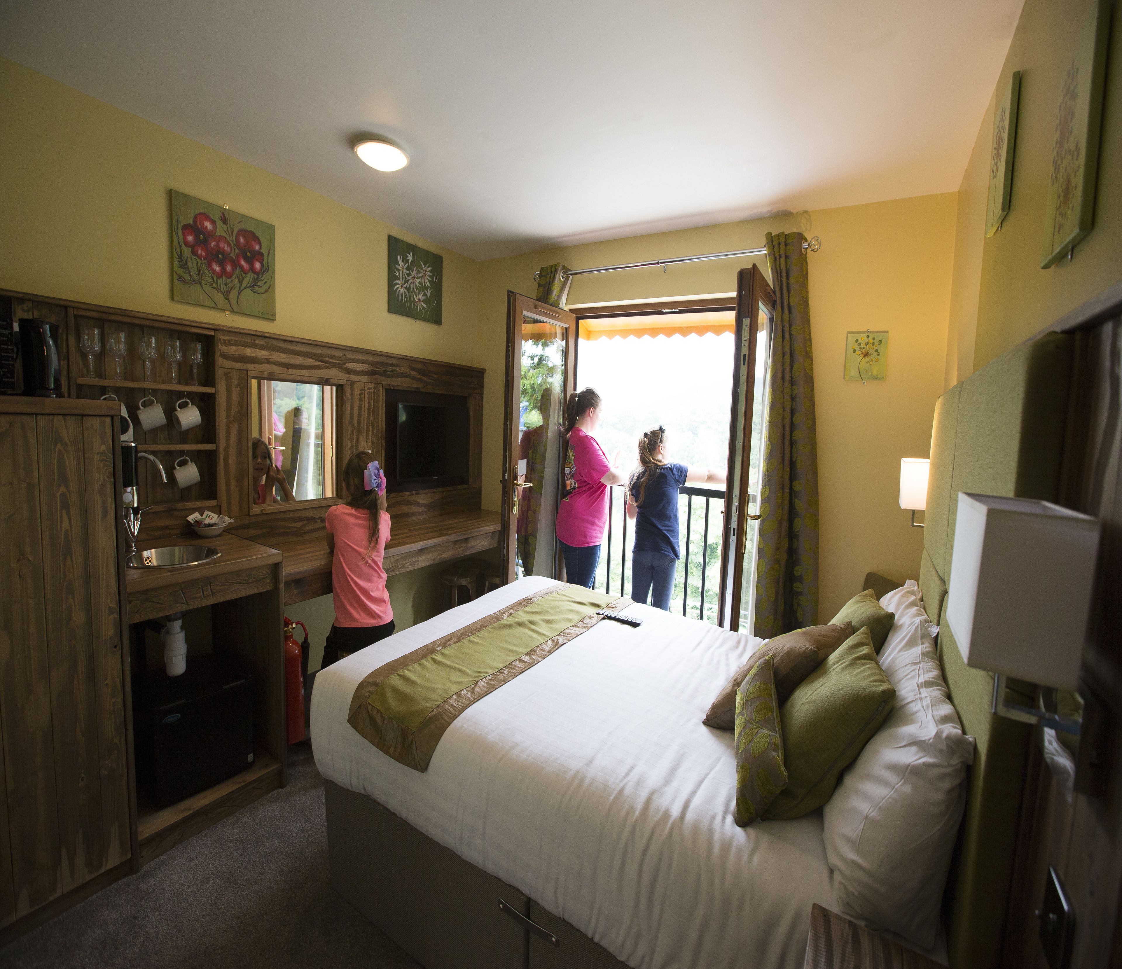 cabin (explorers) | premium bedding, individually decorated, individually furnished