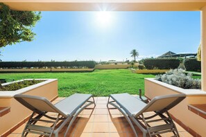 Studio, uitzicht op tuin | Een minibar, verduisterende gordijnen, gratis wifi, beddengoed