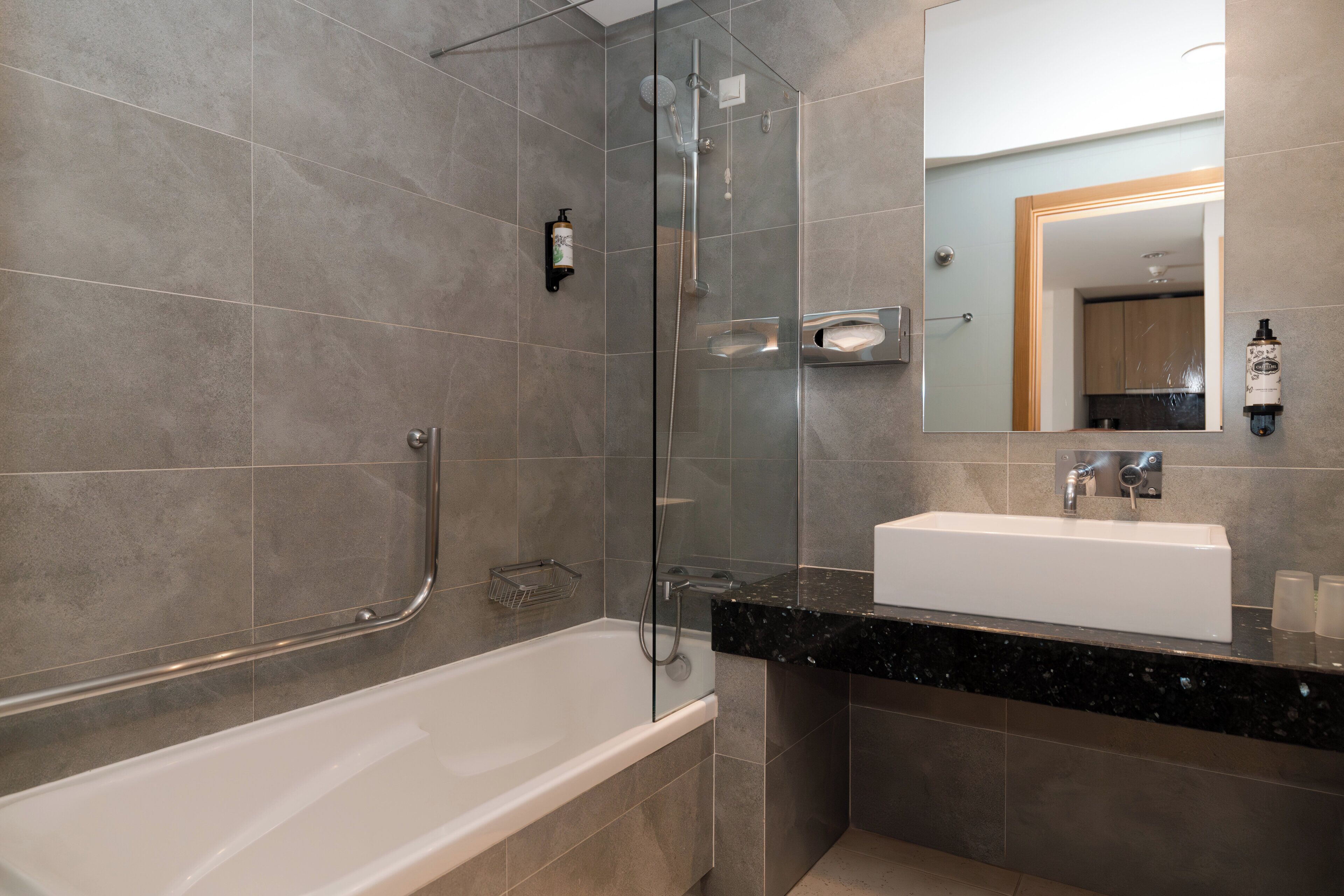 apartment, 1 bedroom, sea view | bathroom | combined shower/bathtub, free toiletries, hair dryer, towels