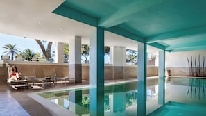 Piscina interna, 2 piscinas externas, guarda-sóis, espreguiçadeiras