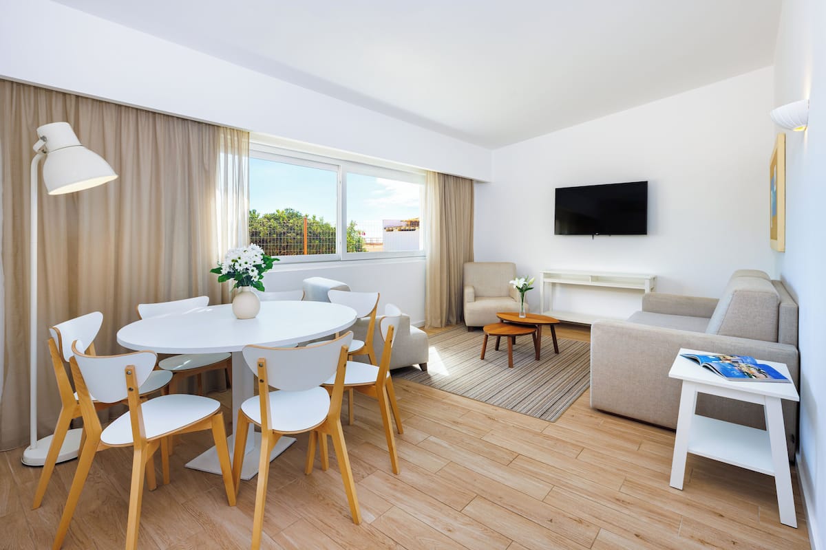 Minibar, blackout curtains, free WiFi, bed sheets