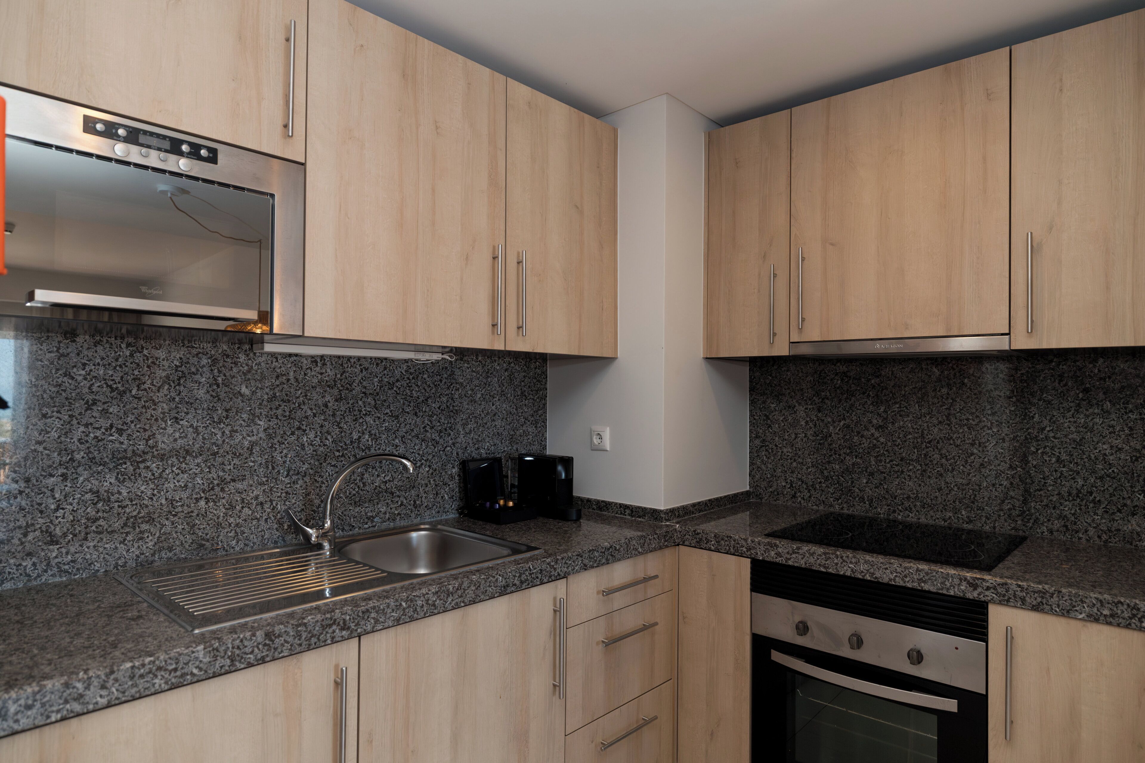 apartment, 1 bedroom, sea view | private kitchenette | fridge, microwave, stovetop