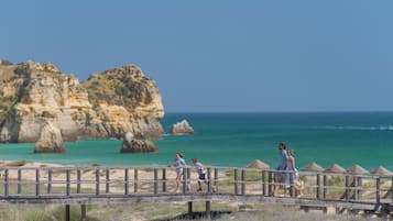 En la playa y playa de arena blanca