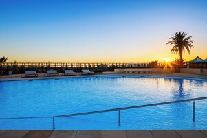 Una piscina techada, 2 piscinas al aire libre, sombrillas