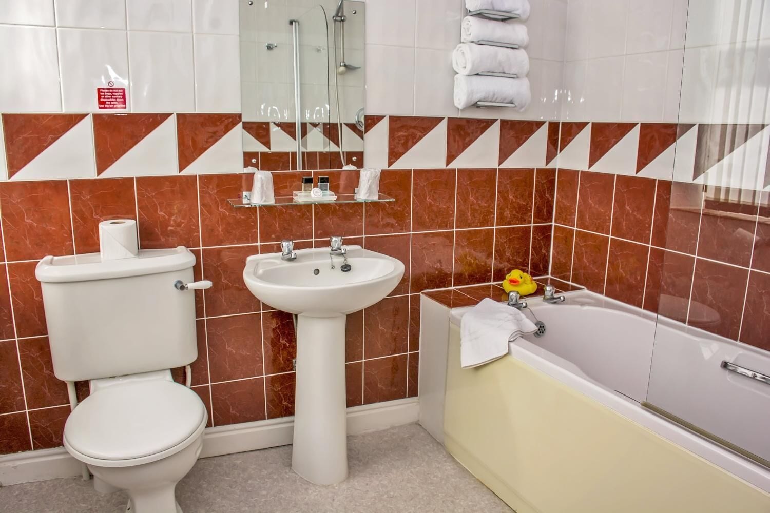 Un baño con inodoro, lavabo y bañera.