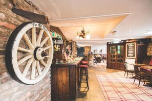 Serves breakfast and dinner - The Oak Wheel Pub (Scarborough)