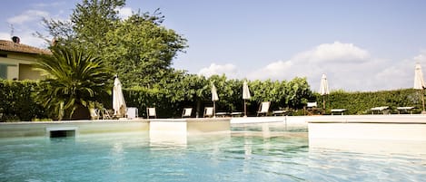 Una piscina al aire libre de temporada