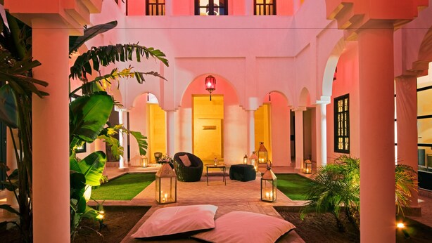 A courtyard with a seating area, columns, and plants. - Maison Manzano  (Marrakech)