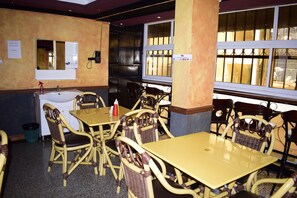 Breakfast, lunch, dinner served; local and international cuisine  - Aden Bay City Hotel (Nairobi)