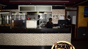 Se sirven desayunos, comidas, cenas y cocina local e internacional