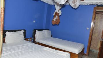 Triple Room | Desk, free WiFi