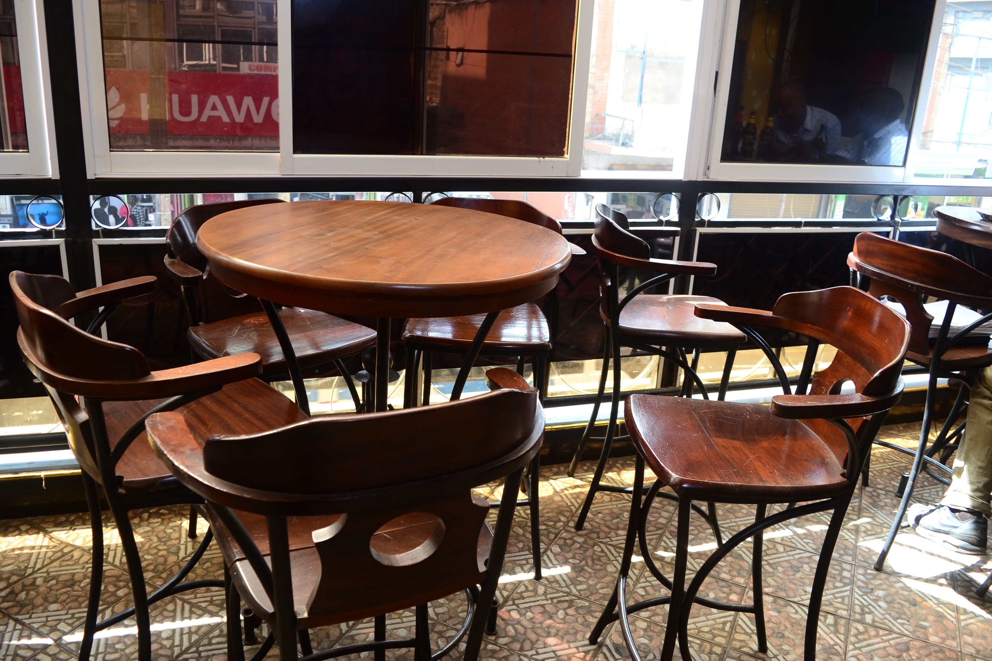 Frokost, lunsj og middag serveres, lokale og internasjonale retter 