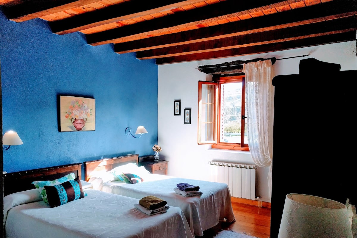 Twin Room | Blackout drapes, free cribs/infant beds, rollaway beds, free WiFi