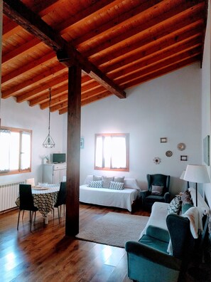 Apartamento, 1 habitación | Sala de estar | Una televisión de pantalla plana