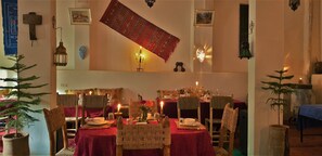 Café da manhã, almoço e jantar; local e internacional