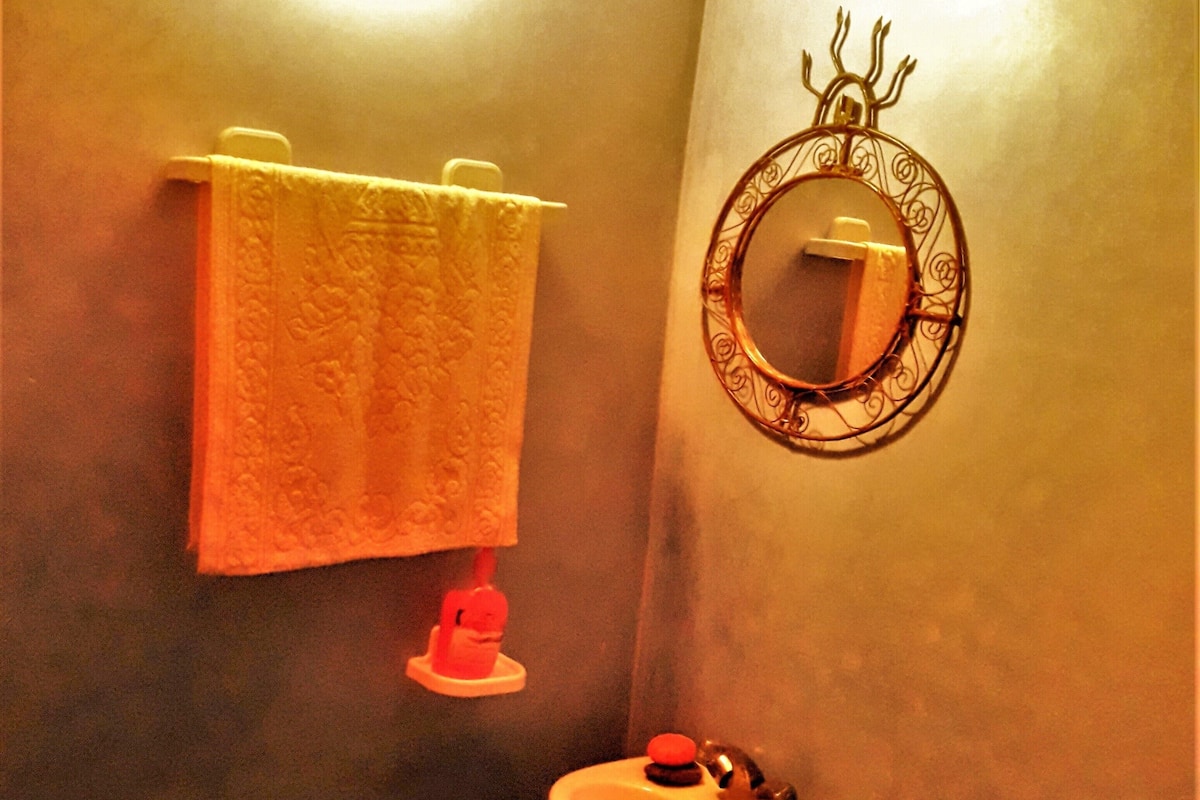 Ein Badezimmer mit Toilette, Waschbecken und Handtuchhalter.