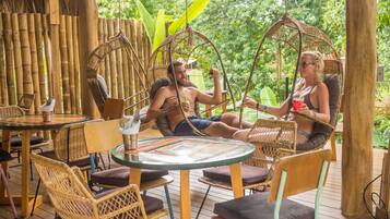 Sarapan ala kontinental setiap hari (USD 13 per orang)