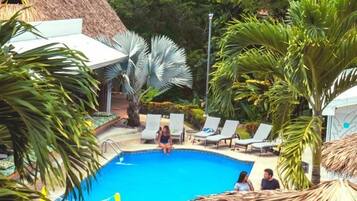 Kolam renang outdoor