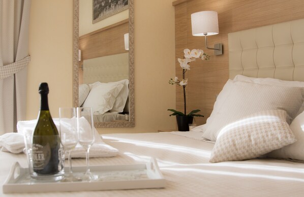 Habitació doble o amb dos llits individuals Deluxe, 1 dormitori, vistes al pati | Roba de llit d'alta qualitat, cobrellits i minibar 