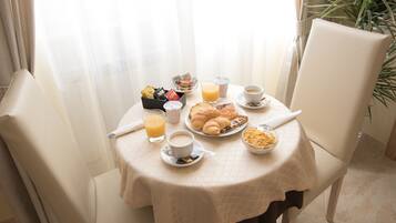 Habitación Deluxe con 1 cama doble o 2 individuales, 1 habitación, vistas al patio | Ropa de cama de alta calidad, edredones de plumas, minibar y caja fuerte