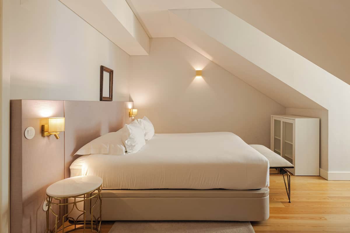 Hypo-allergenic bedding, in-room safe, laptop workspace, soundproofing